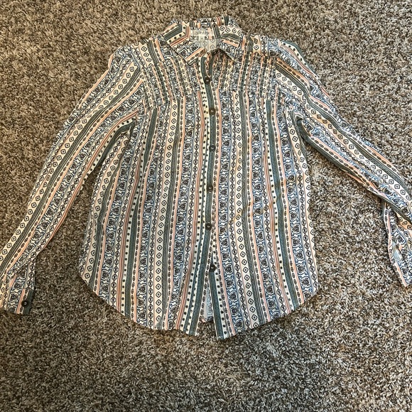 Taylor & Sage Tops - Patterned button-up blouse